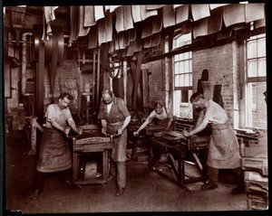 Vista interior de hombres trabajando en cuero en la New York Leather Belting Co., Nueva York, 1905-06